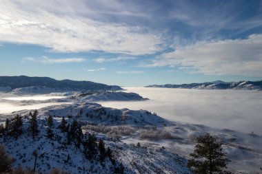 Okangan Vadisi 'nde bir kış günü Osoyoos, BC, Kanada' daki Anarşist Dağ 'dan gelen bulut ters görüntüsü