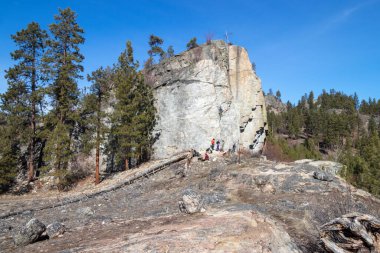 Skaha Bluffs İl Parkı, BC, Kanada - 13 Mart 2022: Kaya tırmanışçıları Okanagan Vadisi 'ndeki popüler bir parkta Diamondback' e tırmandılar