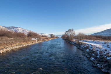Osoyoos, British Columbia, Kanada 'daki Okanagan Nehri' nde güneşli bir kış günü.