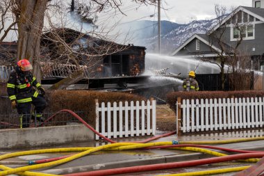 Penticton, BC, Kanada - 7 Mart 2022: İtfaiyeciler savaşıyor