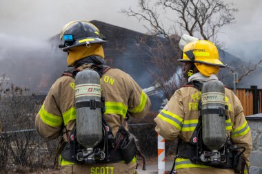 Penticton, BC, Kanada - 7 Mart 2022: tarihi Warren House 'daki yangına katılan itfaiyeciler. Yangın tarafından yok edildi..