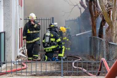 Penticton, BC, Kanada - 7 Mart 2022: Tarihi Warren Evi yanıp kül olurken itfaiyeciler su püskürtüyor