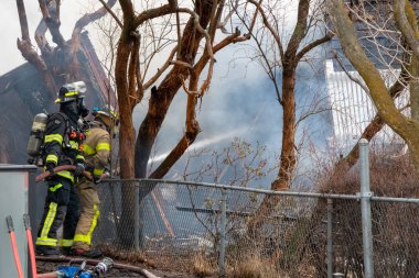 Penticton, BC, Kanada - 7 Mart 2022: Tarihi Warren Evi yanıp kül olurken itfaiyeciler su püskürtüyor