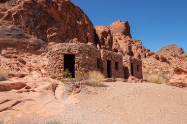 Now a picnic area, these historic cabins were built with Valley of Fire sandstone by the Civilian Conservation Corps in the 1930s for travellers to camp in.