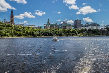 Ontario, Kanada 'da bir yaz gününde Ottawa Nehri' ni parçalayan bir zevk gemisi.
