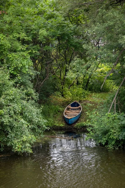 Uma Canoa Beira Rio Nas Árvores Canal Rideau Burritts Rapids — Fotografia de Stock