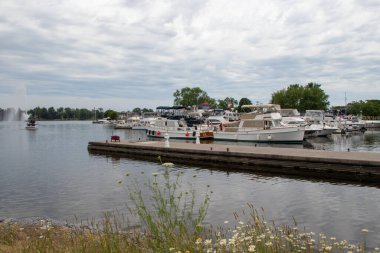 PETERBOROUGH, ONTARIO, CANADA - 1 Temmuz 2022: Peterborough Marina 'daki tekneler yoğun bir yaz haftasonu