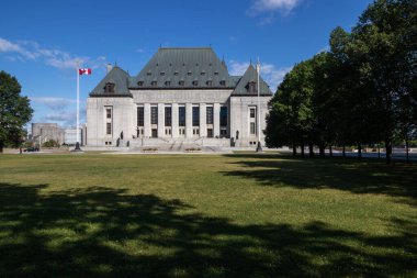 Ottawa, Ontario, Kanada - 25 Temmuz 2022: Kanada Yüksek Mahkemesi binası Ernest Cormier tarafından tasarlandı ve 1938-1940 yılları arasında inşa edildi..