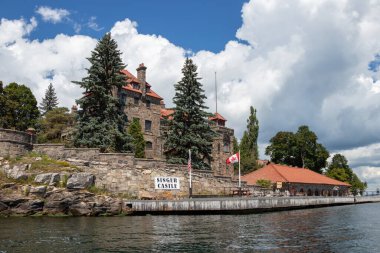 New York 'un Thousand Islands bölgesindeki Dark Island' daki Singer Castle Saint Lawerence Seaway 'de.
