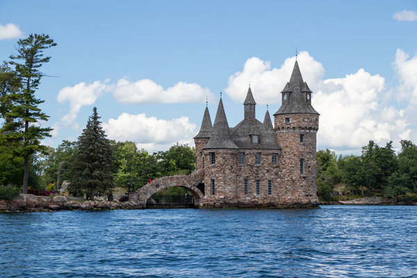 Одно из исторических строений на острове Сердце в замке Болдта, которое каждое лето посещают туристы.