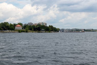 Kingston, Ontario, Kanada 'da deniz kıyısındaki Martello kuleleri, binalar ve marina manzarası