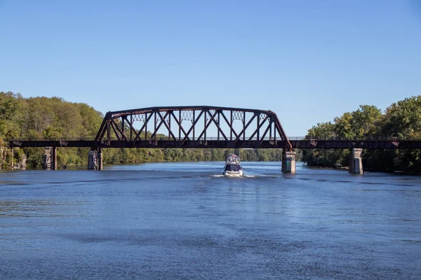 Barcos Pasando Por Debajo Puente Metálico Oxidado Erie — Foto de Stock