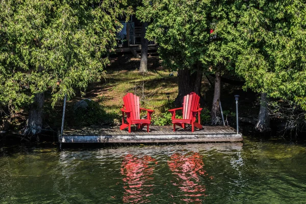 Duas Cadeiras Vermelhas Lado Canal Rideau Ontário Canadá Dia Ensolarado — Fotografia de Stock