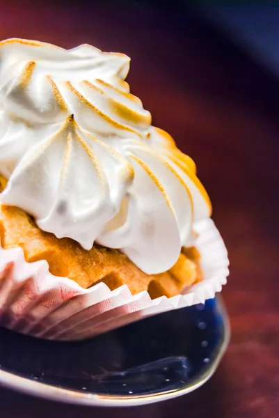 Cupcake auf einem blauen Teller — Stockfoto