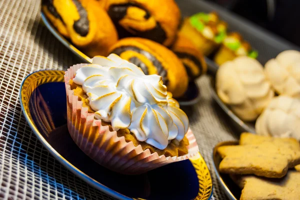 Cupcake, biscotti, panini al papavero — Foto Stock