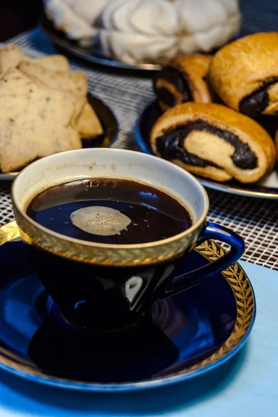 Cupcake, Kekse, Mohnbrötchen, Kaffee — Stockfoto