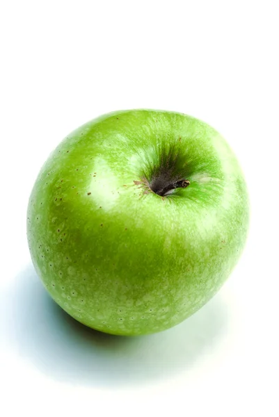 แอปเปิ้ลสีเขียวบนสีขาวแยก — ภาพถ่ายสต็อก