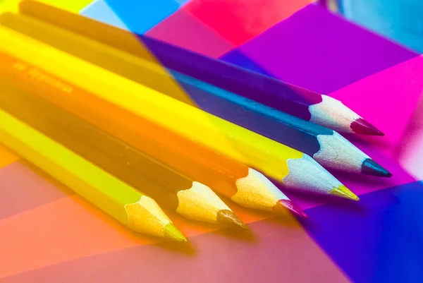 Buntstifte auf buntem Papier — Stockfoto