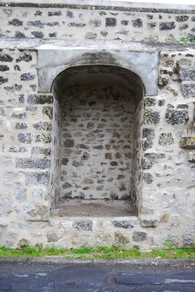 Nicchia in un antico muro di pietra — Foto Stock