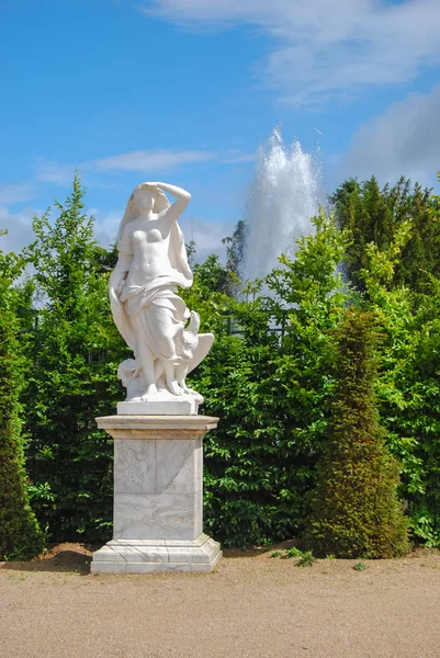 Frihetsgudinnan med örn i trädgårdarna i versailles, franc — Stockfoto