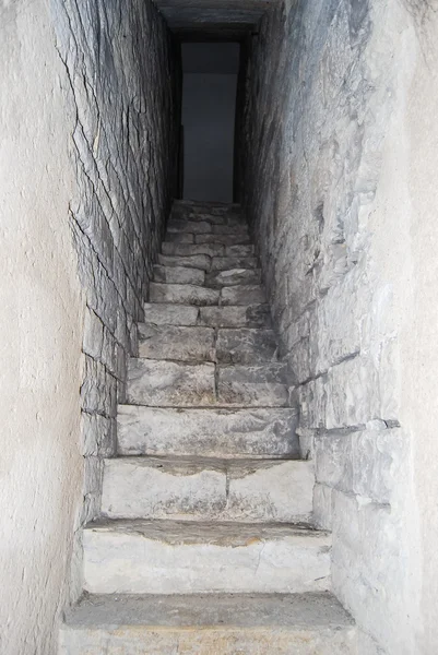 Vieil escalier dans une abbaye médiévale — Photo