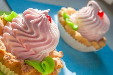 Güneş ışığında peçete üzerinde renkli kek