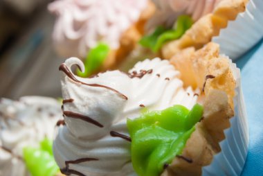 Güneş ışığında peçete üzerinde renkli kek