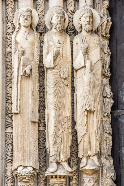 Statues de la façade ouest de la cathédrale de Chartres, France — Photo