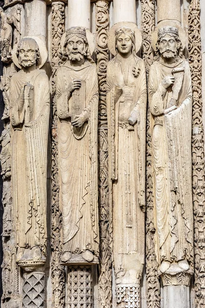 Posągi z zachodniej fasady katedry w chartres, Francja — Zdjęcie stockowe