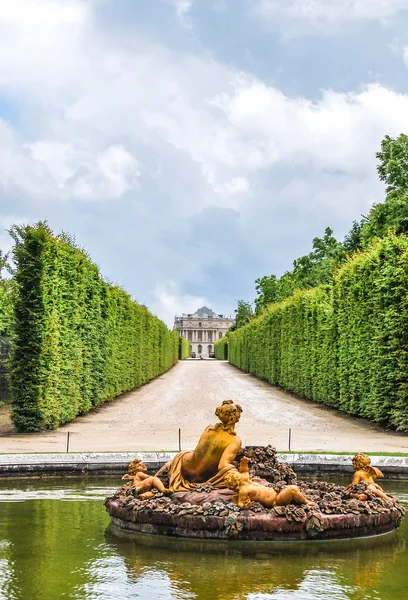 Flora fontän i versailles slottträdgården, Frankrike — Stockfoto