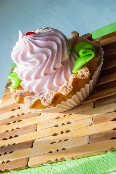 Farbige Cupcake auf Servietten im Sonnenlicht — Stockfoto