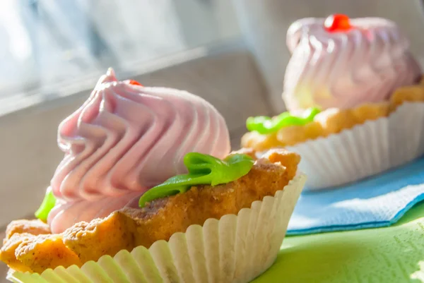 Farbige Cupcakes auf Servietten im Sonnenlicht — Stockfoto