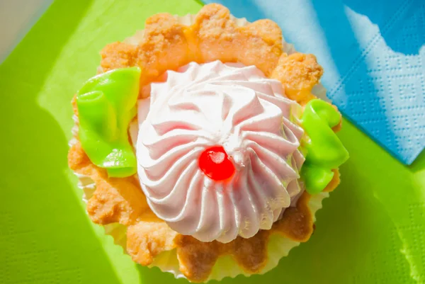 Cupcake colorato su tovaglioli alla luce del sole — Foto Stock