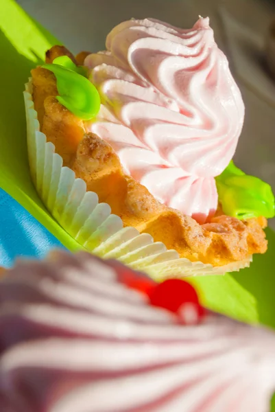 Farbige Cupcakes auf Servietten im Sonnenlicht — Stockfoto