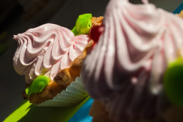 Cupcake colorati su tovaglioli alla luce del sole — Foto Stock