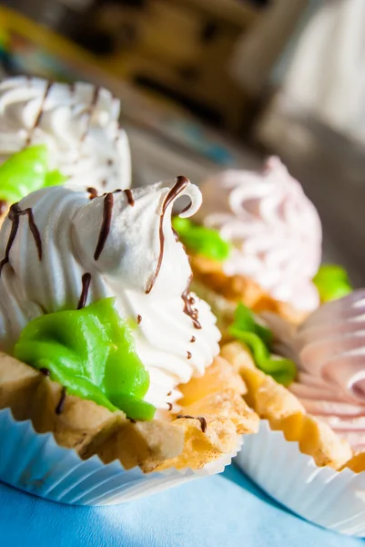 Cupcakes coloridos em guardanapos na luz solar — Fotografia de Stock