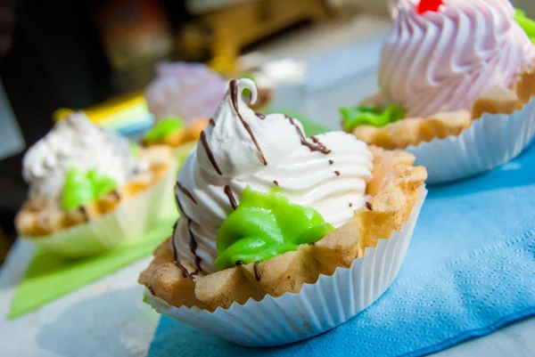 Gekleurde cupcakes op servetten in zonlicht — Stockfoto