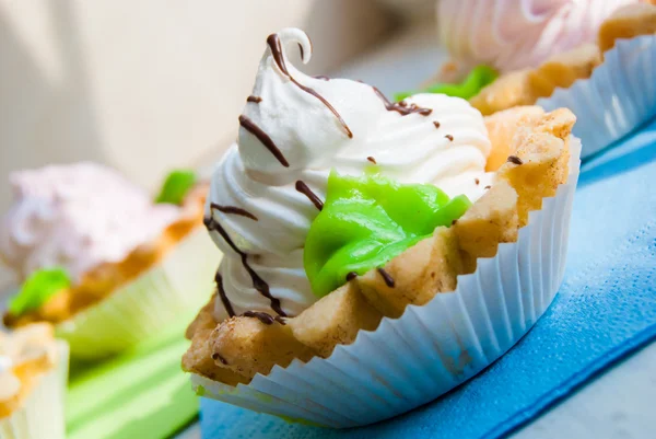 Cupcake colorati su tovaglioli alla luce del sole — Foto Stock