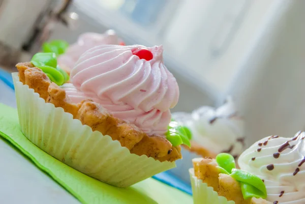 Cupcake colorati su tovaglioli alla luce del sole — Foto Stock