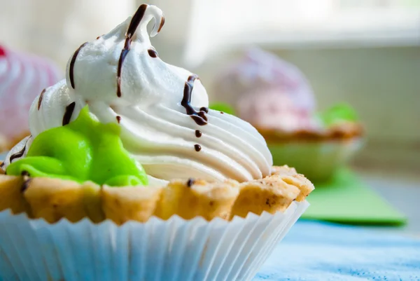 Cupcake colorati su tovaglioli alla luce del sole — Foto Stock