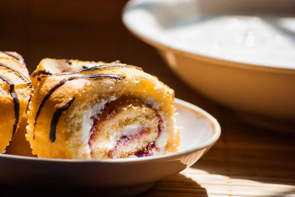 Beeren-Rollscheiben auf Teller und Müsli — Stockfoto