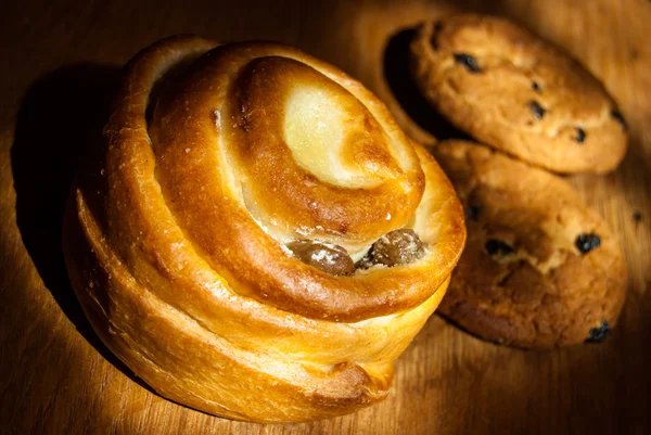 Brötchen und zwei Haferflockenkekse — Stockfoto