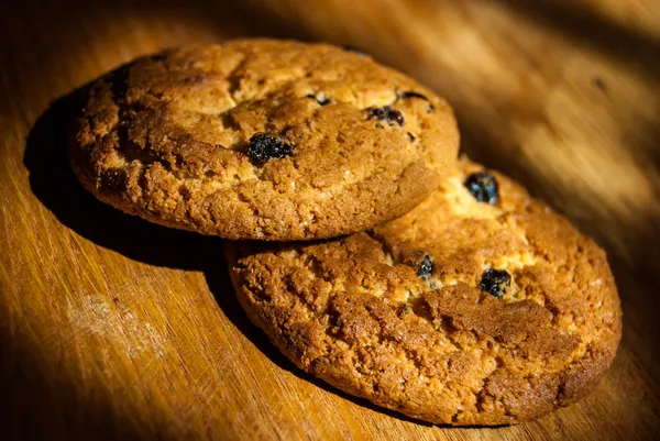 Two oatmeal cookies on wood — Stock Photo, Image