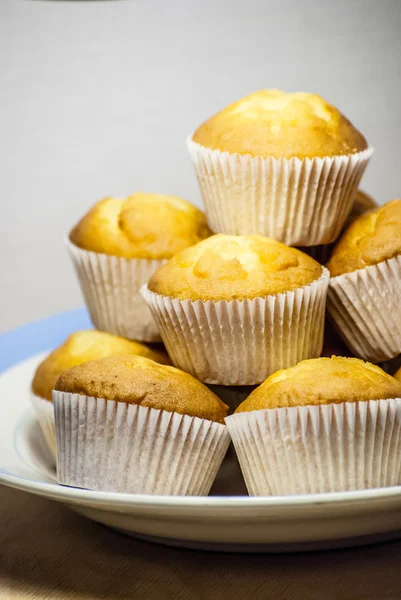 Muffins op plaat — Stok fotoğraf