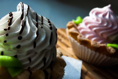 Güneş ışığında peçete üzerinde renkli kek