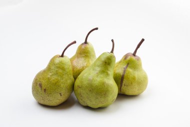 dört armut üzerinde beyaz izole