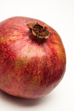 Beyaz üzerine izole edilmiş nar.