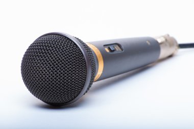 Beyaz arkaplanda mikrofon