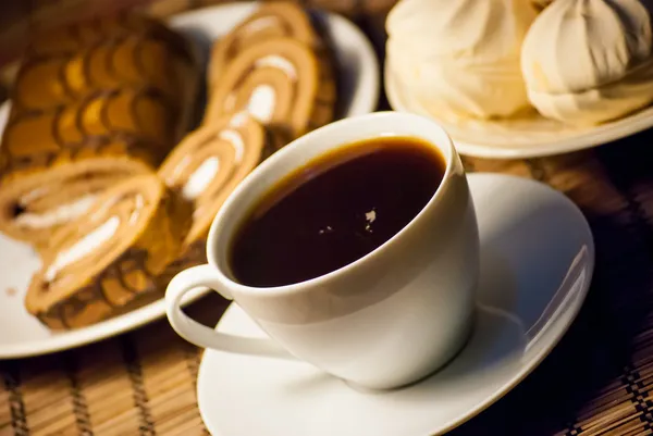 Rodajas de rollo de bayas en plato y cereal — Foto de Stock