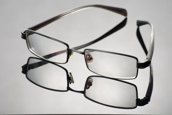 Glassessment moderno em uma superfície reflexiva — Fotografia de Stock